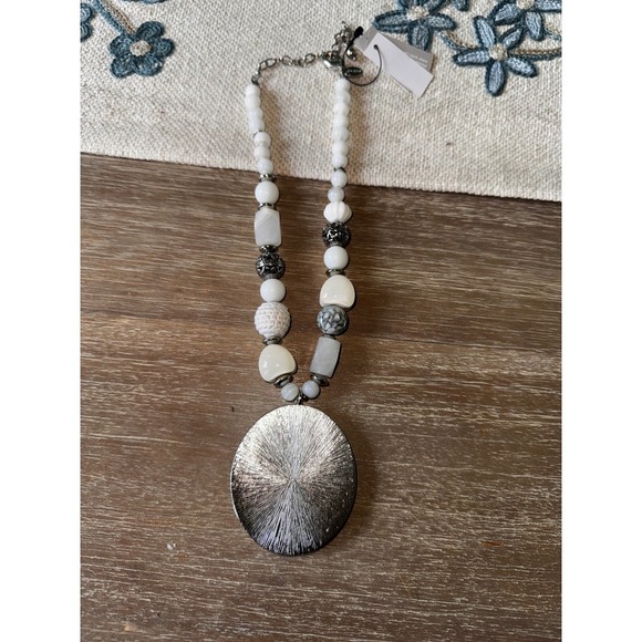 Chicos‎ White Beaded Necklace with Oval Pendant Statement Jewelry - Picture 6 of 7